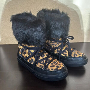 CROCS LODGE POINT ANIMAL PRINT LACE UP SNOW BOOTS. Size  W6